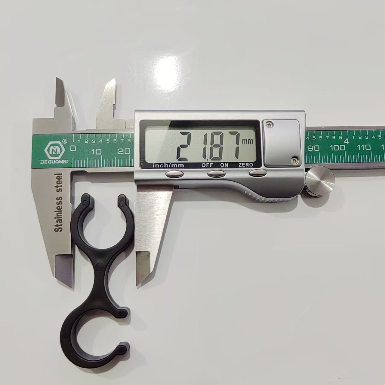 Freevane Telescoping Trekking Pole Clip measuring