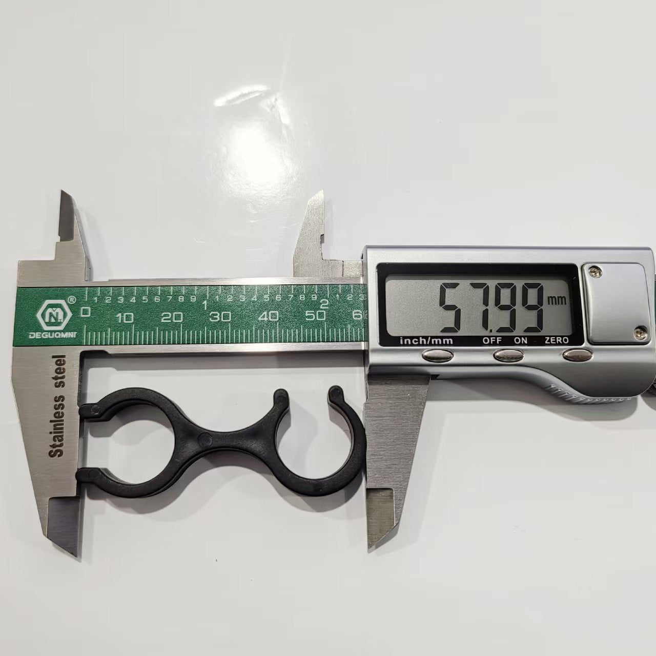 Freevane Telescoping Trekking Pole Clip measuring