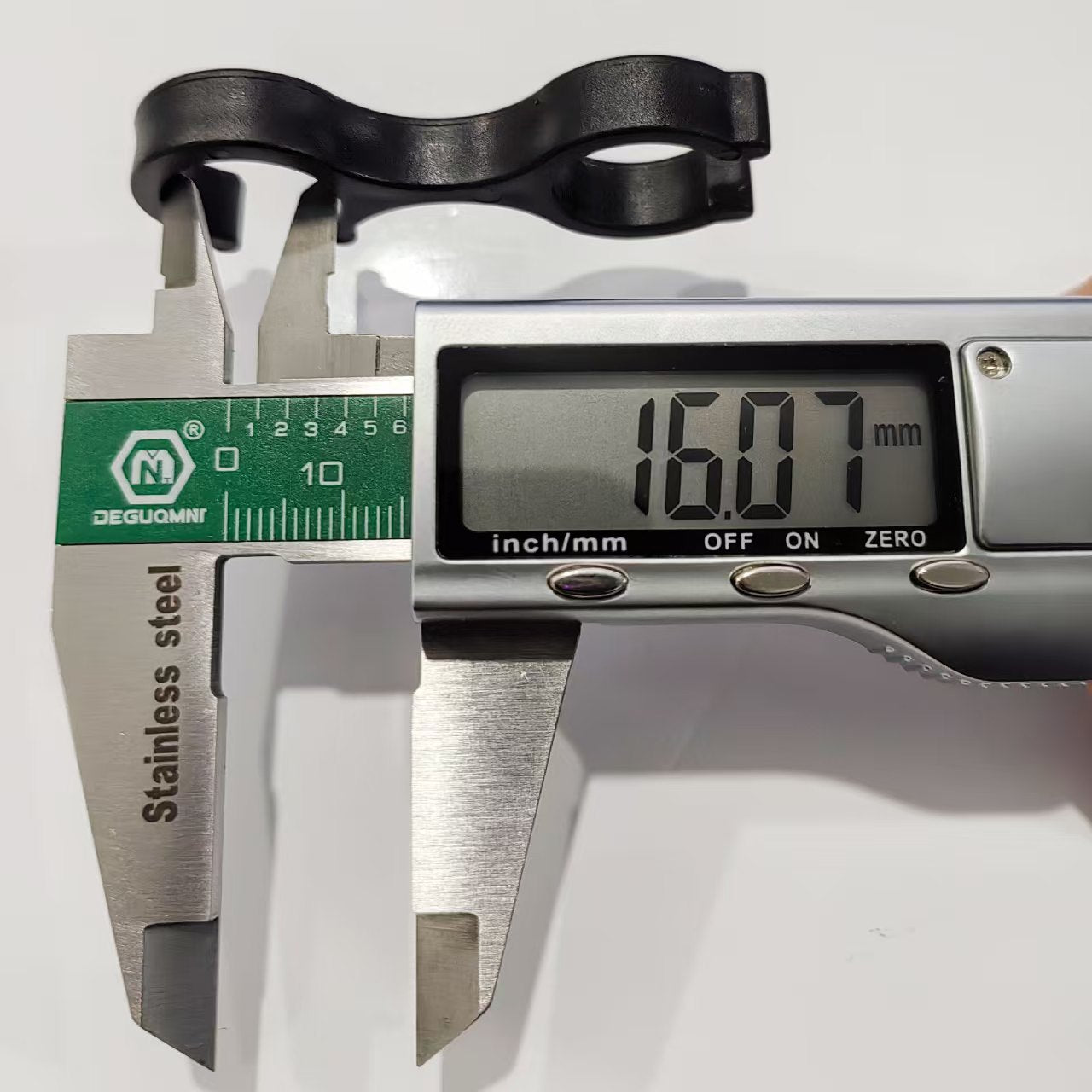 Freevane Telescoping Trekking Pole Clip measuring